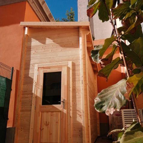 casetta in legno addossata, portattrezzi addossato, capanno addossato