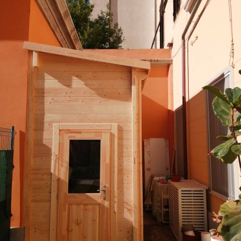 casetta in legno addossata, portattrezzi addossato, capanno addossato