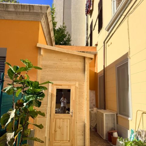casetta in legno addossata, portattrezzi addossato, capanno addossato