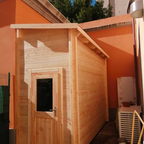 casetta in legno addossata, portattrezzi addossato, capanno addossato