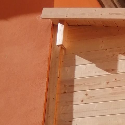 casetta in legno addossata, portattrezzi addossato, capanno addossato