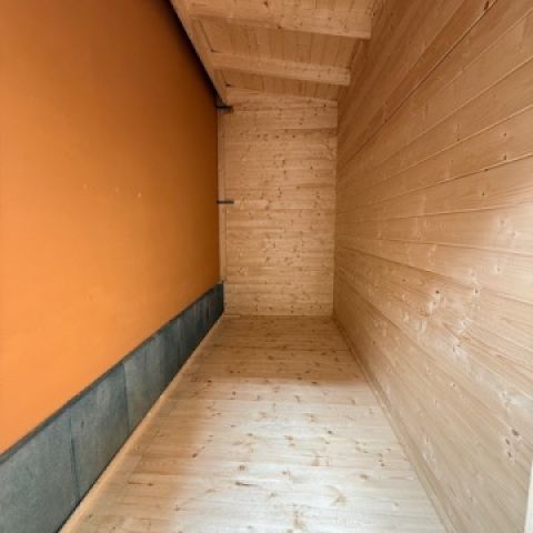 casetta in legno addossata, portattrezzi addossato, capanno addossato